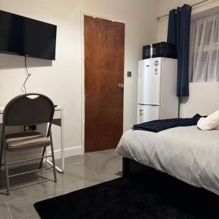 Sea Horse Studio, Private Entrance with Ensuite & Kitchenette - 1