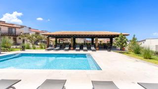 Modern 3BR Home - Pool & Gym in Nueva Escondida - 6