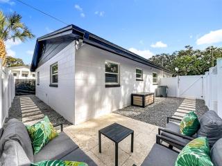 Modern home near Sanford's Historic District - 5