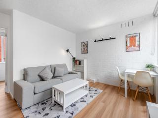 Cozy 1BR Stay in South Yarra with Parking & Wi-Fi - 4