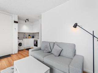 Cozy 1BR Stay in South Yarra with Parking & Wi-Fi - 3