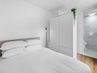 Cozy 1BR Stay in South Yarra with Parking & Wi-Fi - 1