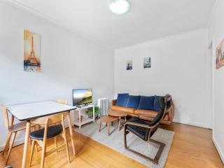 Comfy One-Bedroom Unit Between City and Airport - 5