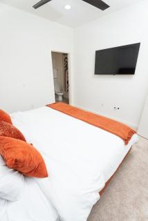 Dallas Rooftop Townhome Garage Included King and 2 Fulls Sleeps 6 in Dallas - 3