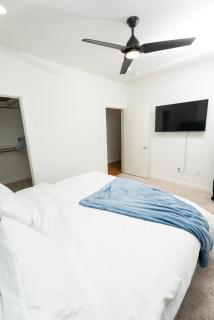 Dallas Rooftop Townhome Garage Included King and 2 Fulls Sleeps 6 in Dallas - 1