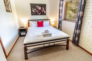 Cedar Holiday Units - Apartment 2 - Bright - 1