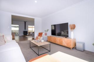 Fairway Retreat - Relax in style! 5 minutes to the sandy coves of Geographe Bay - 0