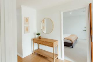 Salhus - sleep in king beds & easy walk to town - 6