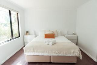 Salhus - sleep in king beds & easy walk to town - 2