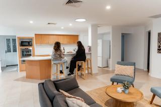 Salhus - sleep in king beds & easy walk to town - 2