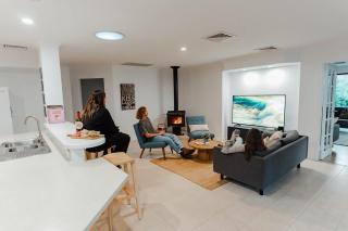 Salhus - sleep in king beds & easy walk to town - 9