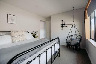 Coastal Heights - Stylish Pool Paradise for Families - 8