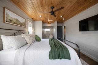 Modern Cabin Escape - Hot Tub - Game Room - Pets - 6