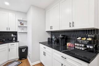 Elegant 4BR Stay near Hospitals & Colleges +B/Yard - Holiday Home - 5