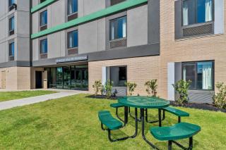ECHO Suites Extended Stay by Wyndham Sterling - 8