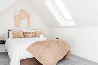 Modern Newport holiday home sleeps 8 - 2