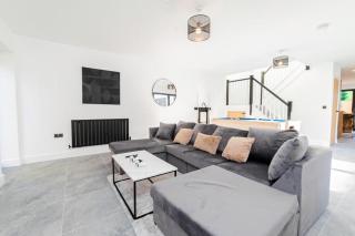 Modern Newport holiday home sleeps 8 - 0