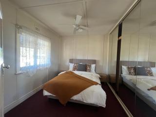 Cosy Heritage Cottage - 8