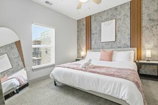 Modern Indy 2BR Free Parking Pool Walk to Lucas Oil & March Madness - 9