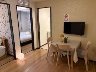 Yoshi no Kyo 607 - 2-Min Walk to Kuromon Market - Family Suite with 2 Bedrooms - 2 Toilets & 1 Bathroom - Heated Living Room Floor - Near Dotonbori - 2
