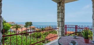 Apartment Crveni - a three bedroom apartment with a stunning sea view - 4