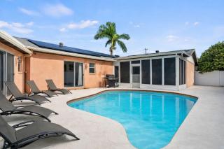 Gulf Coast Getaway Pool Mini Putt Fenced Yard - 0