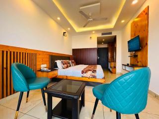 Pine View Luxury Resort With Mountain View & Premium Rooms Mussoorie - 1
