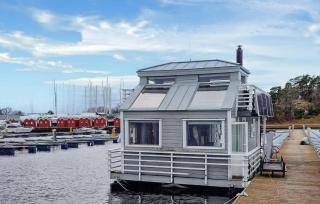 Amazing Ship In Manstad With House Sea View - 1