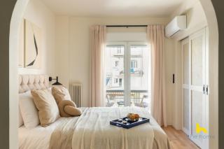 Romantic Hideaway Near Acropolis, Tub & Fireplace! - 5