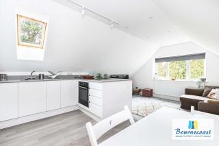 THE HIDE OUT by BOURNECOAST - A Stylishly Furnished Apartment with Parking - FM8444 - 3