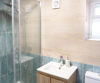 4BR Home and Parking with CCTV Contractors & Family - 5
