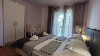 Flora Apartment with pool by Villas Guide - 2