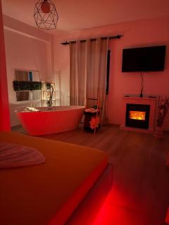 Luxury Studio Craiova -Fireplace & Bathtub - 0