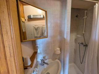 Chambres Confortables avec Petit Déjeuner Inclus et Salon de Jardin - FR-1-583-284 - 3