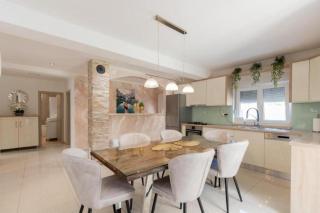 Villa Korana with Pool & Jacuzzi - 5