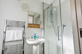 Stunning Sea Views - 2BD & Free Parking - 1