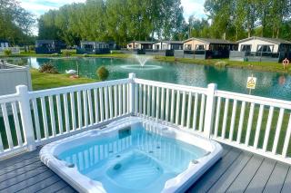Honey Bee Lodge With Hot Tub - York - 0