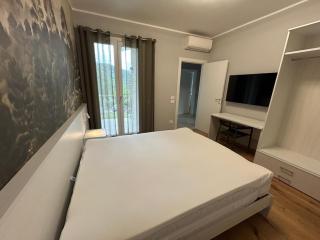 Stylish 4BR Hillside Villa with Panoramic Views - 4