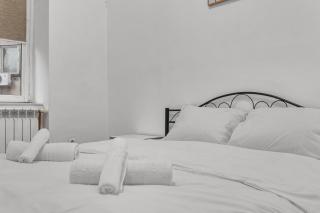 Charming 2-Bedroom Apartment with Balcony near Old Town - 9