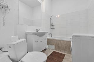 Charming 2-Bedroom Apartment with Balcony near Old Town - 4