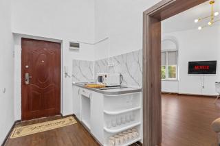 Charming 2-Bedroom Apartment with Balcony near Old Town - 3