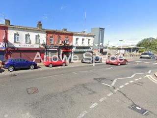 Cosy Tilbury Town 2BR Apt, Station and Amenities - 1