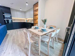 Stylish 2-Bed Flat with Private Balcony & Lift near Farringdon, Clerkenwell, Shoreditch, Hoxton - 9