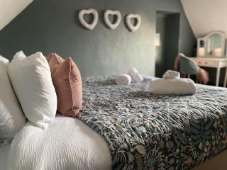 Moreton High Street - Sleeps 10, with private garden - 8