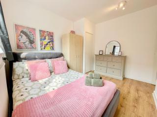 3-Bedroom with Private Balcony - Modern flat near Finsbury Park, Manor House & Emirates Stadium by Staylio London - 9