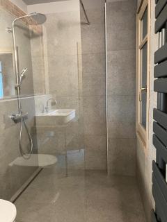 SUNFLOW Luxury Suites - 8