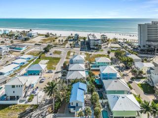Steps to the Beach, Deck Views & Near Times Square - 2 Villas in One - Sun & Fun Retreat - Roelens - 0