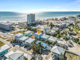 Steps to the Beach, Deck Views & Near Times Square - 2 Villas in One - Sun & Fun Retreat - Roelens - 8