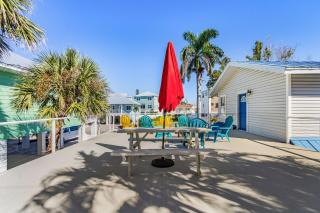 Steps to the Beach, Deck Views & Near Times Square - 2 Villas in One - Sun & Fun Retreat - Roelens - 6