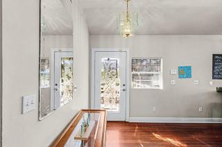Steps to the Beach, Deck Views & Near Times Square - 2 Villas in One - Sun & Fun Retreat - Roelens - 3